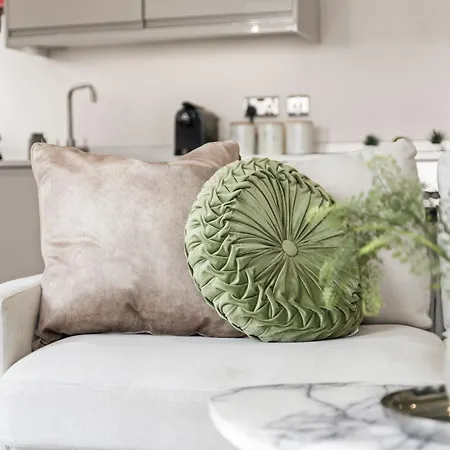 Stylish 1 Bedroom Flat In Sleeps 2 By Purestay *